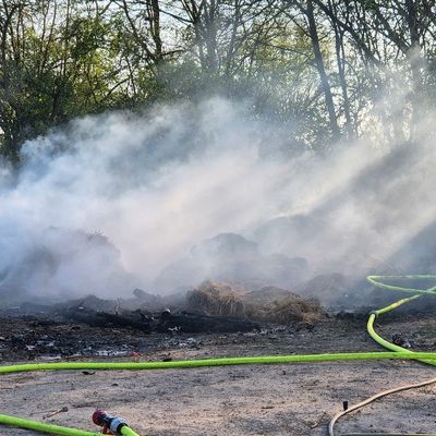 FW Pulheim: Brand eines Strohlagers in Pulheim
