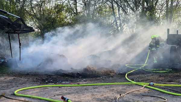 FW Pulheim: Brand eines Strohlagers in Pulheim