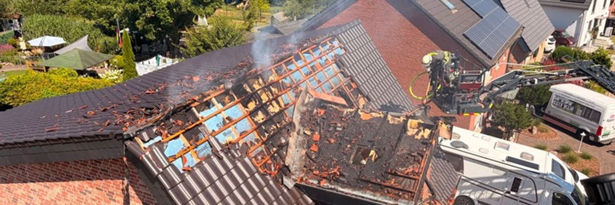 FW-WRN: Feuerwehr beendet aufwändigen Brandeinsatz an der Lessingstraße nach knapp 24 Stunden