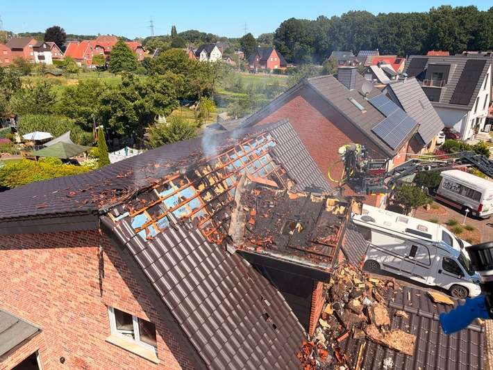 FW-WRN: Feuerwehr beendet aufwändigen Brandeinsatz an der Lessingstraße nach knapp 24 Stunden