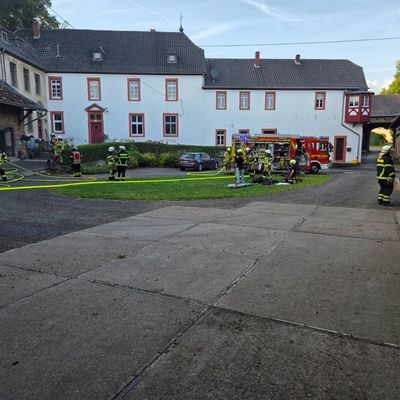 FW Mechernich: Großschadenlage auf Burggelände - Zugübung des Löschzuges 3