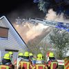 FW-SE: Feuer breitet sich schnell aus - zwei Einfamilienhäuser betroffen