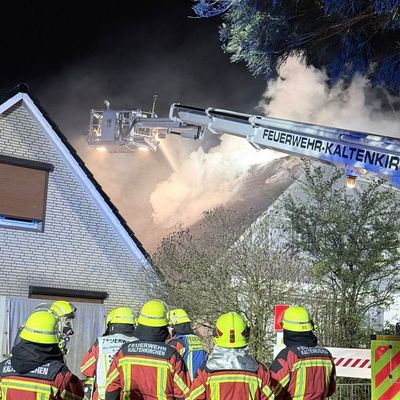 FW-SE: Feuer breitet sich schnell aus - zwei Einfamilienhäuser betroffen