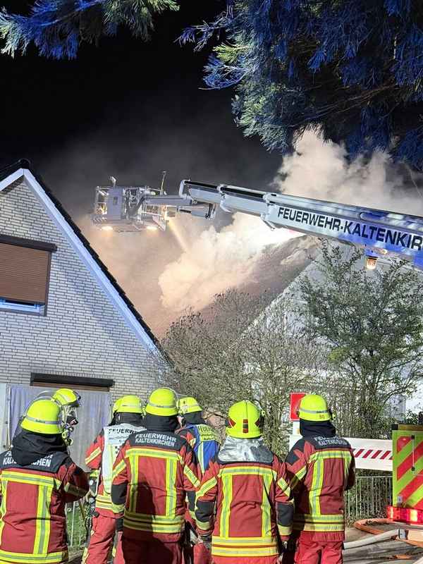 FW-SE: Feuer breitet sich schnell aus - zwei Einfamilienhäuser betroffen