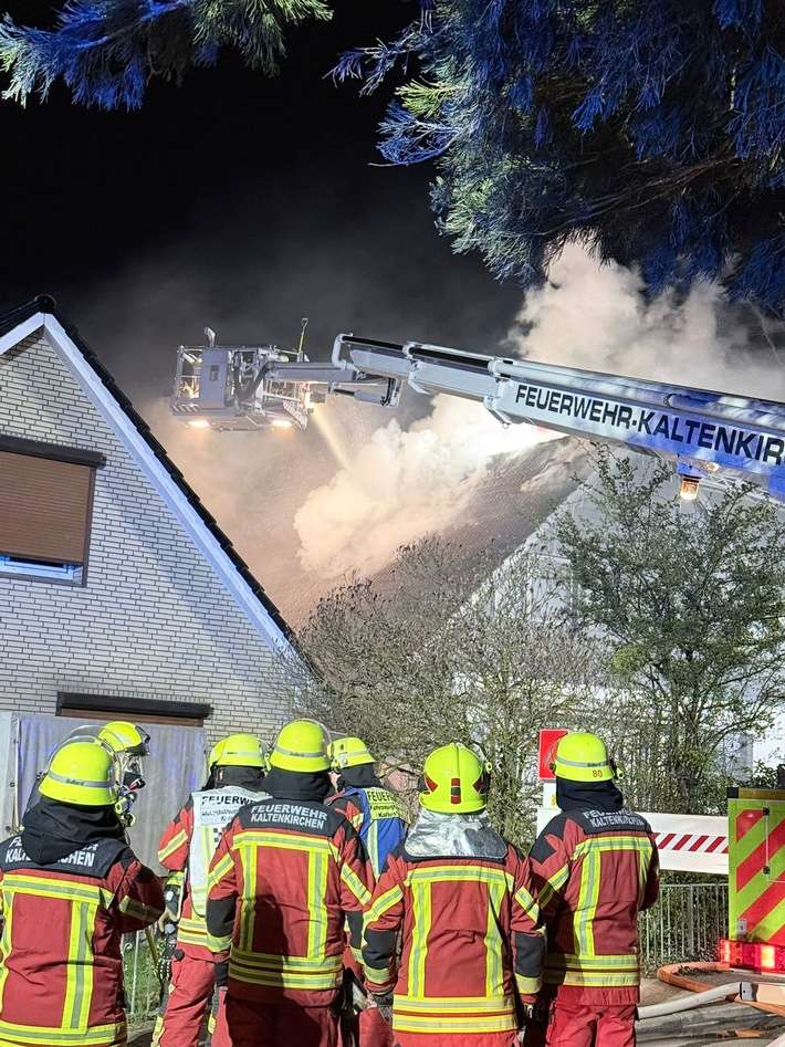 FW-SE: Feuer breitet sich schnell aus - zwei Einfamilienhäuser betroffen