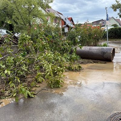 FW Überlingen: Heftiges Unwetter fordert Feuerwehr und führt zu 72 Einsätzen innerhalb kurzer Zeit / umgestürzte Bäume / vollgelaufene Keller / blockierte Fahrbahnen / abgedeckte Häuser