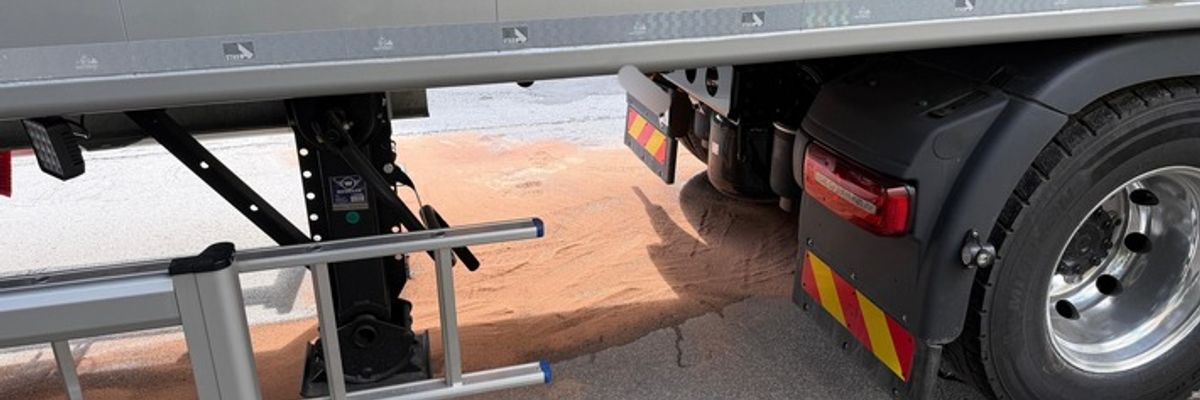 FW-EN: Lkw verliert Kraftstoff