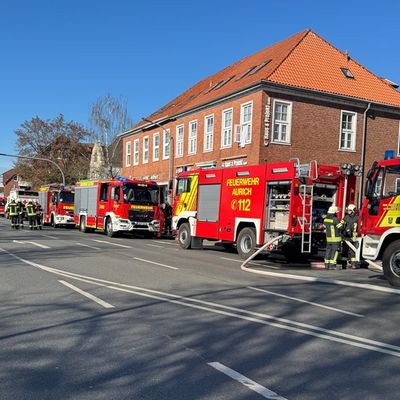 FW-AUR: Versteckter Brand fordert Großaufgebot an Einsatzkräften