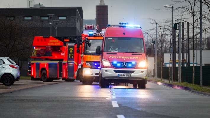 FW-MH: Brennender Sperrmüll im Ortsteil Eppinghofen und ausgebrannter Wohnwagen in Mintard - keine Verletzten
