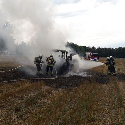 FW-EN: Trecker steht in Vollbrand