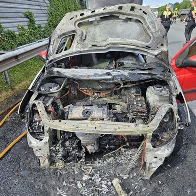 FW-ROW: Brennender PKW auf Standstreifen