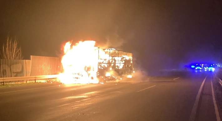 FW-GE: LKW-Brand auf der A2 bei Gelsenkirchen