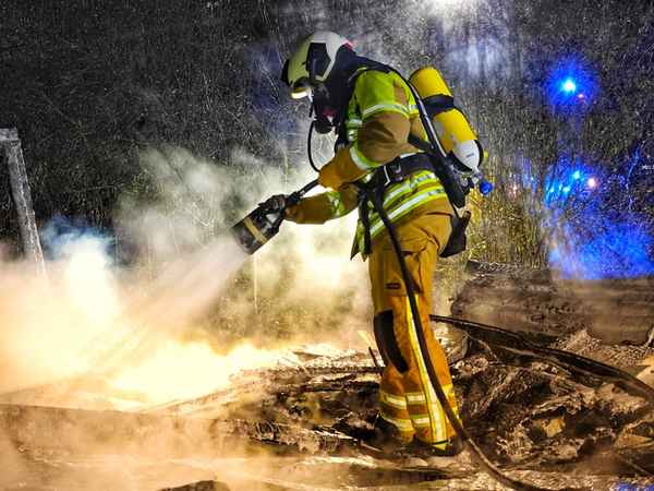 FW Dresden: Brand & Verkehrsunfall