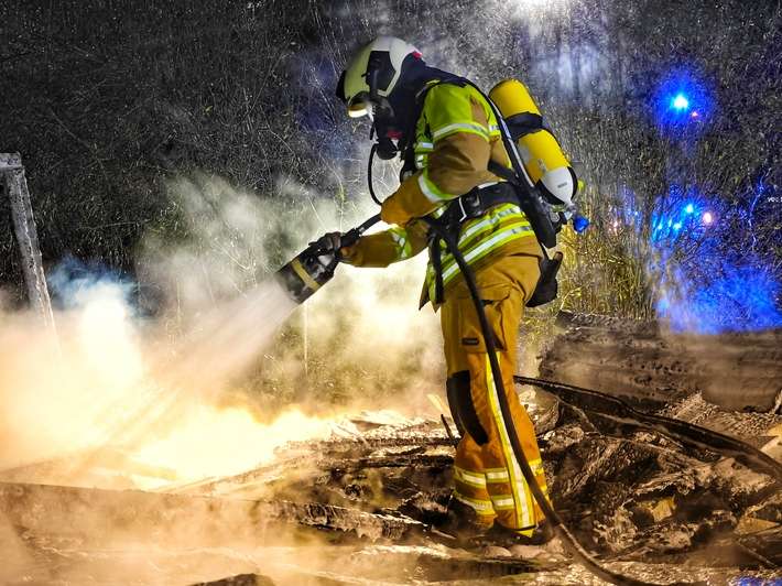 FW Dresden: Brand & Verkehrsunfall