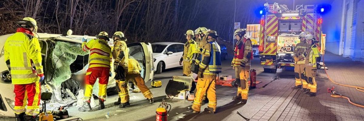 FW Menden: Verkehrsunfall auf der Balver Straße - eine Person verletzt