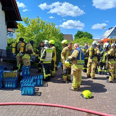 FW Horn-Bad Meinberg: Feuer greift auf Dachstuhl über und zerstört Wohngebäude - über 100 Einsatzkräfte mehrere Stunden im Einsatz