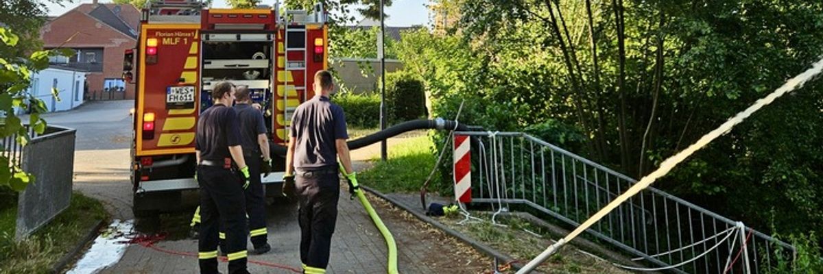 FW Hünxe: Feuerwehr rettet Fische im Hünxer Regenrückhaltebecken