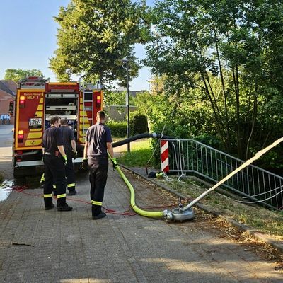FW Hünxe: Feuerwehr rettet Fische im Hünxer Regenrückhaltebecken
