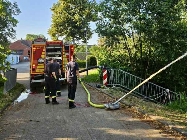 FW Hünxe: Feuerwehr rettet Fische im Hünxer Regenrückhaltebecken