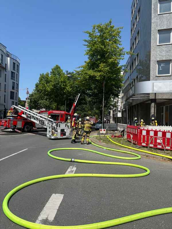 FW-E: Erneutes Brandereignis in leerstehendem Bürogebäude - Menschenrettung eingeleitet, fünf Etagen aufwendig durchsucht