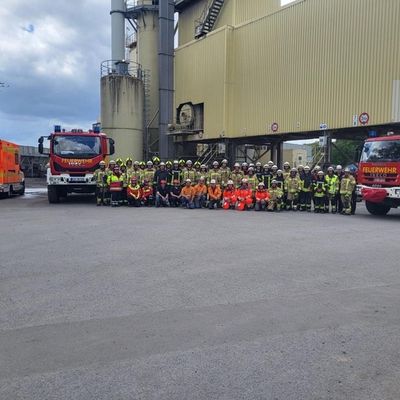 Feuerwehr Kalkar: Realitätsnahe Großübung bei der Basalt AG in Kalkar fordert zahlreiche Einsatzkräfte