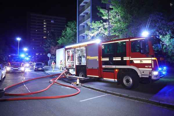 FW Dresden: PKW brennt in Tiefgarage & Wohnungsbrand in einem Wohnhochhaus