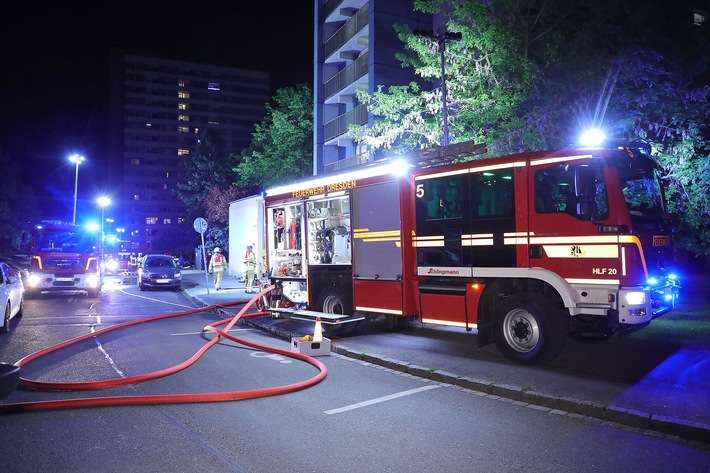 FW Dresden: PKW brennt in Tiefgarage & Wohnungsbrand in einem Wohnhochhaus