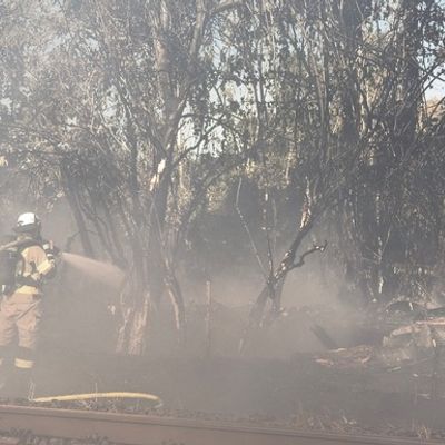 FW Meerbusch: Abschlussmeldung: Kilometerlanger Vegetationsbrand an Bahnstrecke: Feuerwehr Meerbusch mit Vollalarm im Einsatz