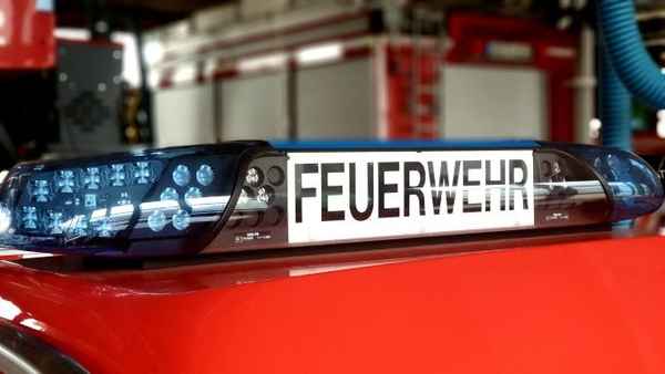 FW-OB: Feuer in Lagerhalle eines Entsorgungsbetriebes schnell unter Kontrolle