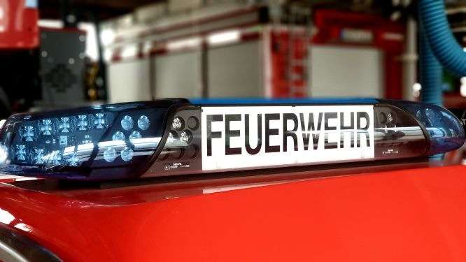 FW-OB: Feuer in Lagerhalle eines Entsorgungsbetriebes schnell unter Kontrolle