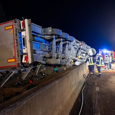 FW Porta Westfalica: 16.12.2025 - BAB2: Schwerer LKW-Unfall / 1 lebensgefährlich verletzte Person
