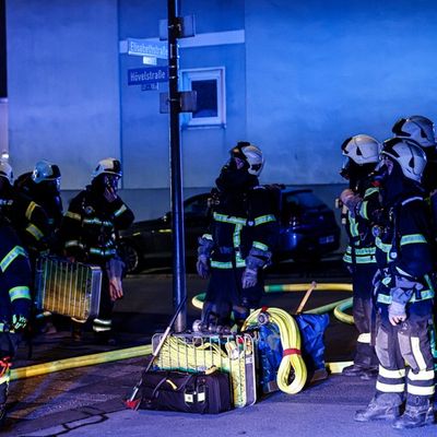 FW-MK: Feuerwehr rettet 11 Personen aus verrauchtem Gebäude