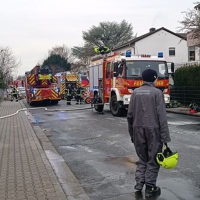 Feuerwehr MTK: Großeinsatz in Hattersheim: Löscharbeiten nach mehr als 14 Stunden beendet