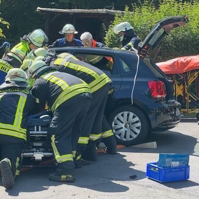 FW-AR: Verkehrsunfall mit zwei eingeklemmten Personen in Arnsberg-Obereimer