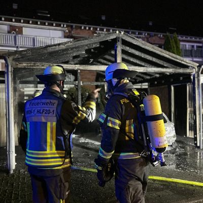 FW-WRN: Ausgedehnter Carportbrand in der Mozartstraße
