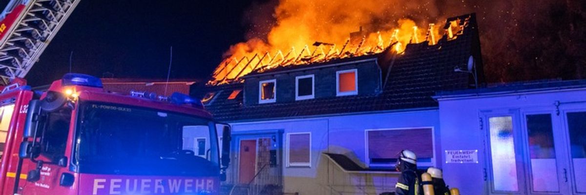 FW Porta Westfalica: 13.04.2025 - Wohnhaus-/Dachstuhlbrand in Vennebeck