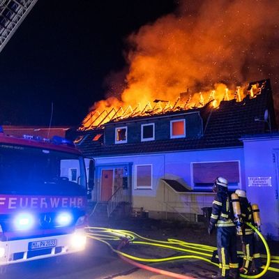 FW Porta Westfalica: 13.04.2025 - Wohnhaus-/Dachstuhlbrand in Vennebeck