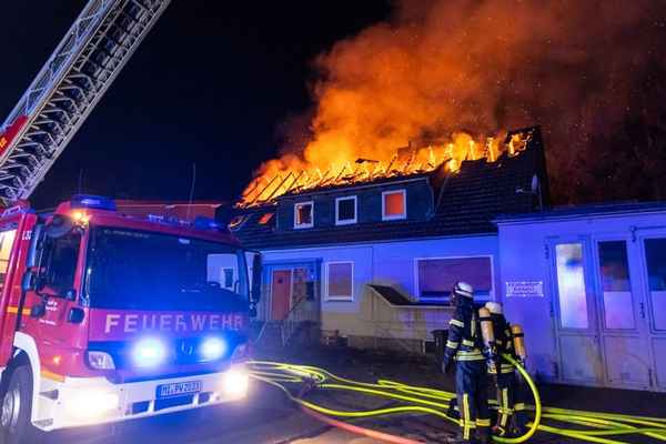 FW Porta Westfalica: 13.04.2025 - Wohnhaus-/Dachstuhlbrand in Vennebeck