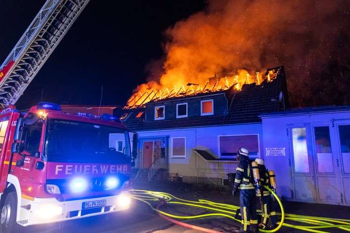 FW Porta Westfalica: 13.04.2025 - Wohnhaus-/Dachstuhlbrand in Vennebeck