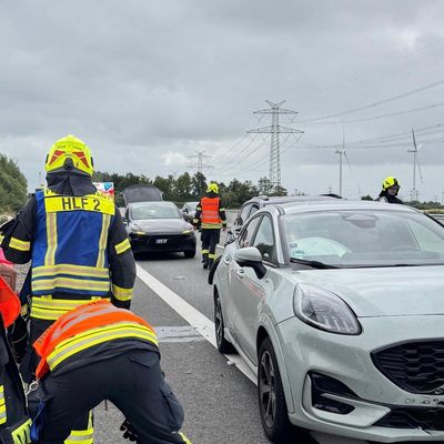 FW Heide: Verkehrsunfall auf der A23 - Sechs Verletzte nach Kollision mehrer Fahrzeuge