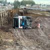 FW-DO: LKW kippt in Baustelle um, zwei Personen verletzt