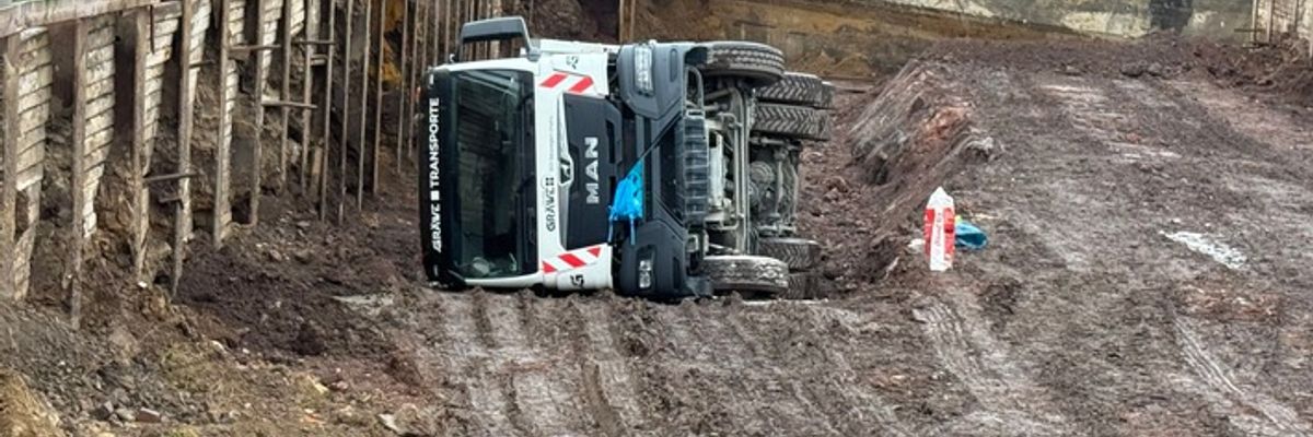 FW-DO: LKW kippt in Baustelle um, zwei Personen verletzt