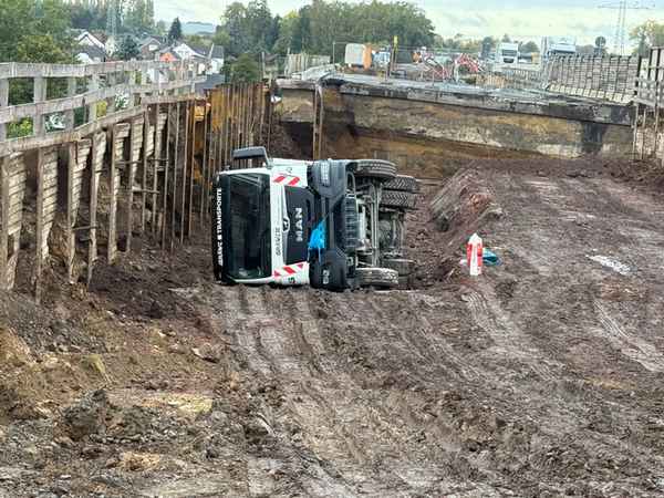 FW-DO: LKW kippt in Baustelle um, zwei Personen verletzt