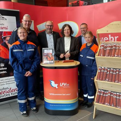 FW-LFVSH: Die Feuerwehr-Salami ist zurück: EDEKA Nordwest unterstützt den Feuerwehrnachwuchs