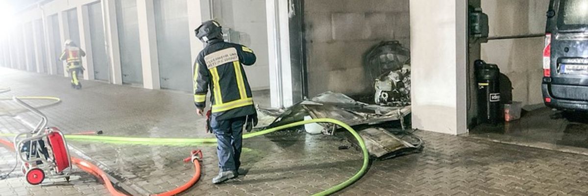 FW-BO: Garagenbrand in Bochum-Linden - Zwei Verletzte