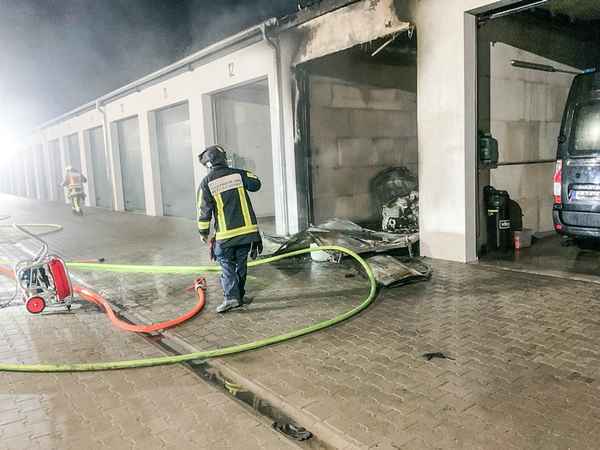FW-BO: Garagenbrand in Bochum-Linden - Zwei Verletzte