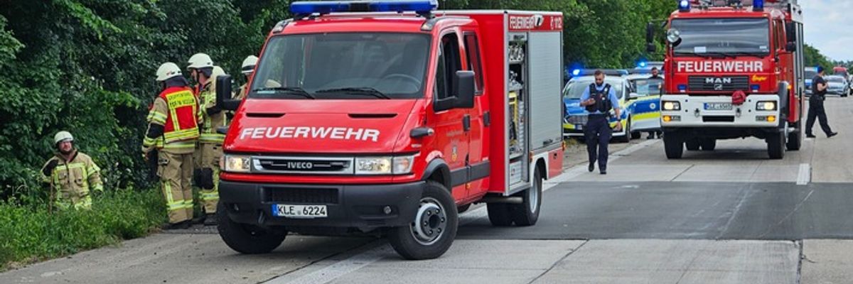 Feuerwehr Goch: Schwerer Verkehrsunfall auf der A 57: Ein Fahrzeug in Flammen, 4 Personen verletzt