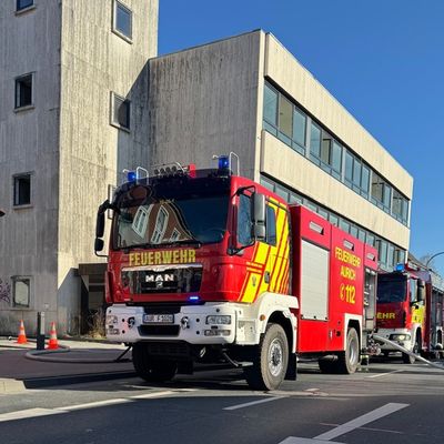 FW-AUR: Versteckter Brand fordert Großaufgebot an Einsatzkräften