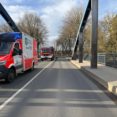 FW Hünxe: Pkw kollidiert mit Brückenpfeiler - Eine verletzte Person