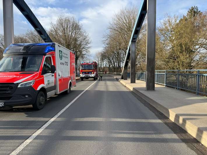 FW Hünxe: Pkw kollidiert mit Brückenpfeiler - Eine verletzte Person